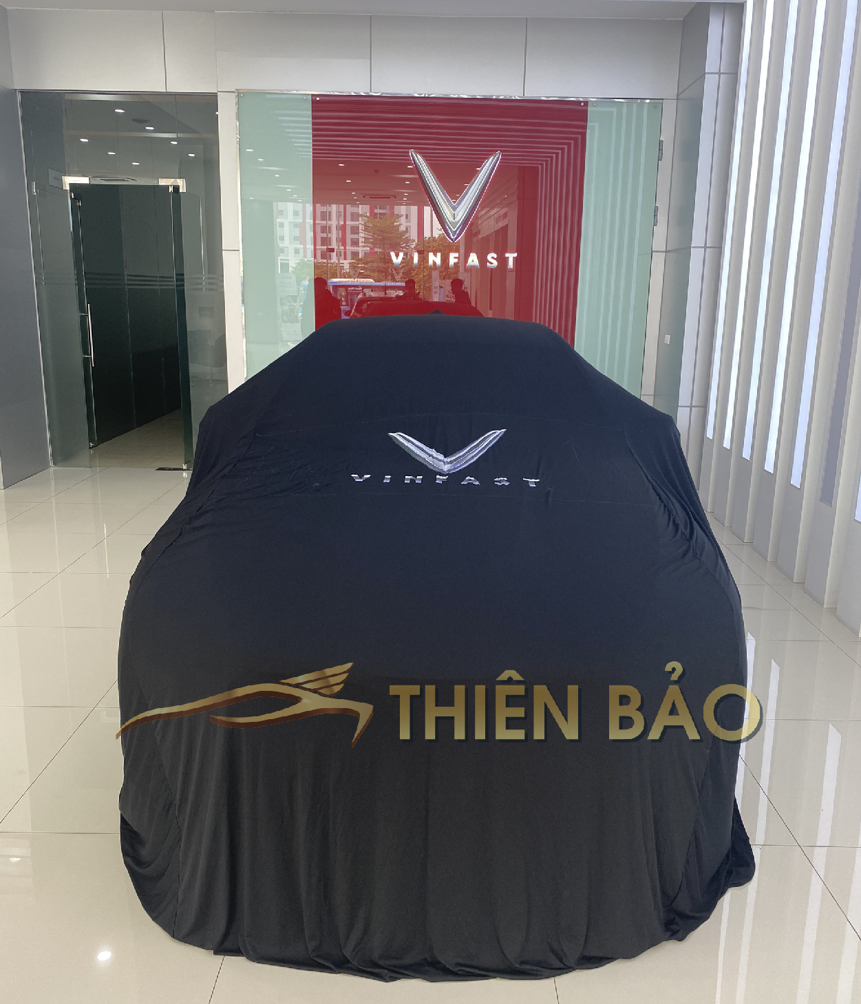 tấm phủ xe showroom